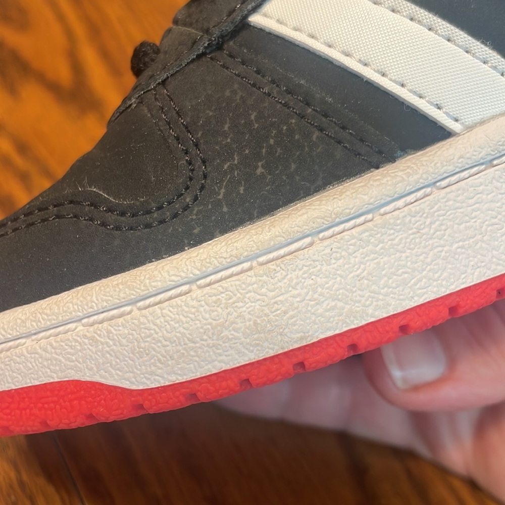 Adidas hoop, 2.0 med for kids, size 1.5, preowned, worn twice. - Picture 9 of 9